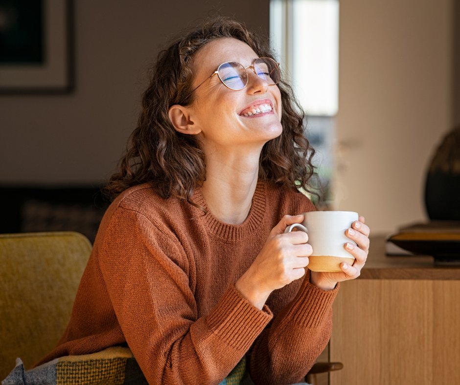 Femme entrepreneure épanouie qui prend le temps de boire un café